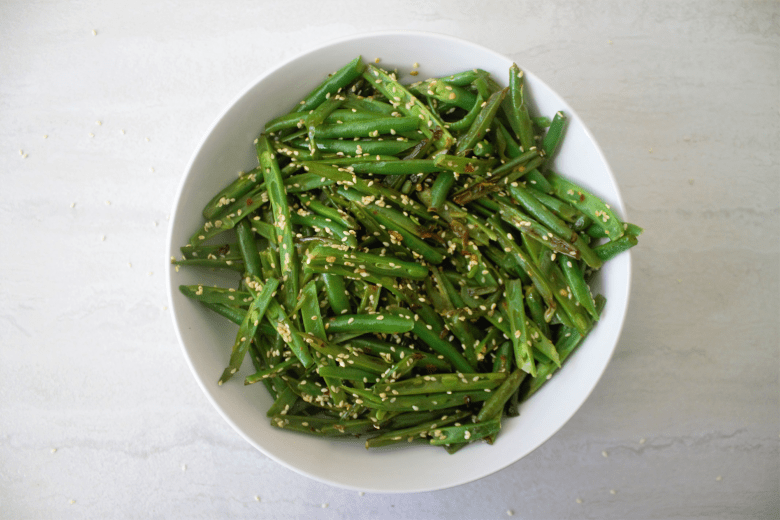 Stir-fried green beans with sesame seeds